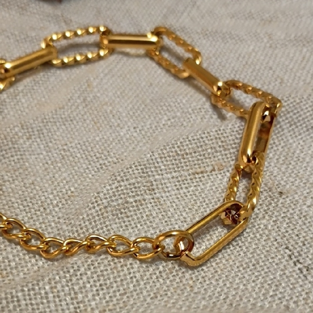 Solarie Gold Chain Bracelet - Picture 5 of 7